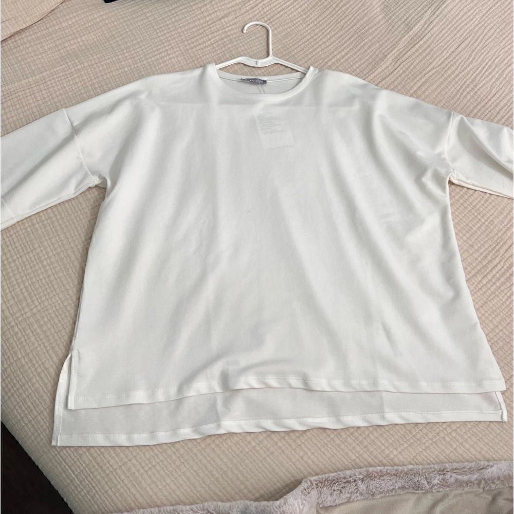 White Crewneck 3/4 Sleeve Sweatshirt with split hemline size XL- NWT